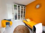 Chambre "jaune" exposition sud, grands espaces de rangement