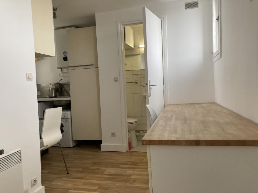 Toilettes et placard cuisine