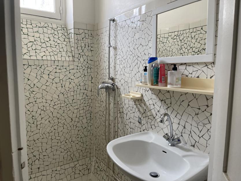 salle de douche à partager avec locataires